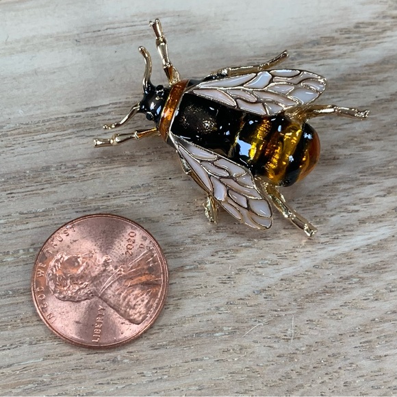 Adorable modern enamel painted gold tone metal Bee Bug Brooch Pin Spring Summer - Picture 4 of 6